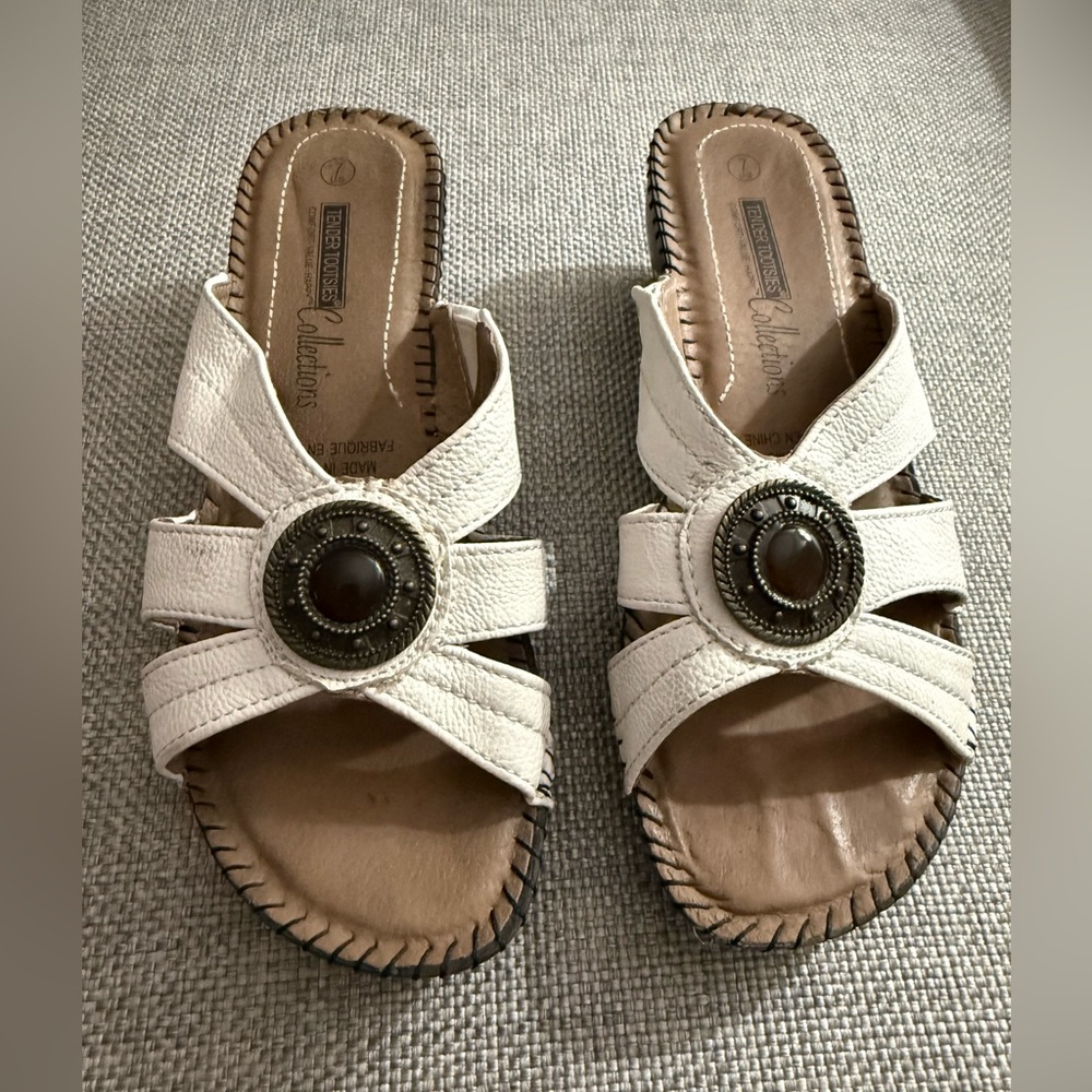 TENDER TOOTSIES WHITE SANDALS/ BROWN SOLE